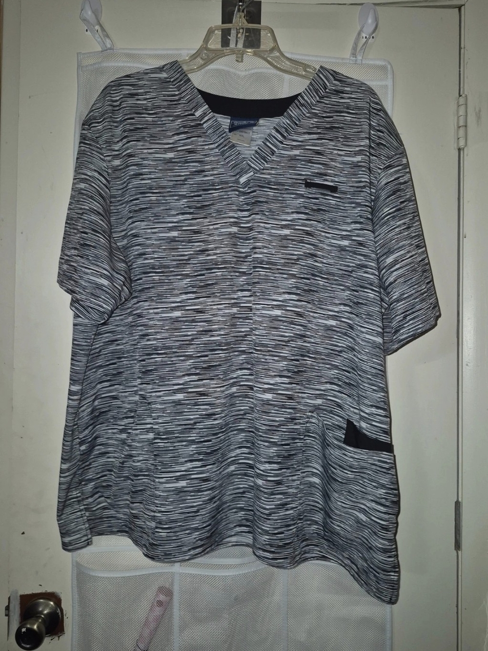 Women’s Short Sleeve V-Neck Scrub top by Sanibel 3X Black & White